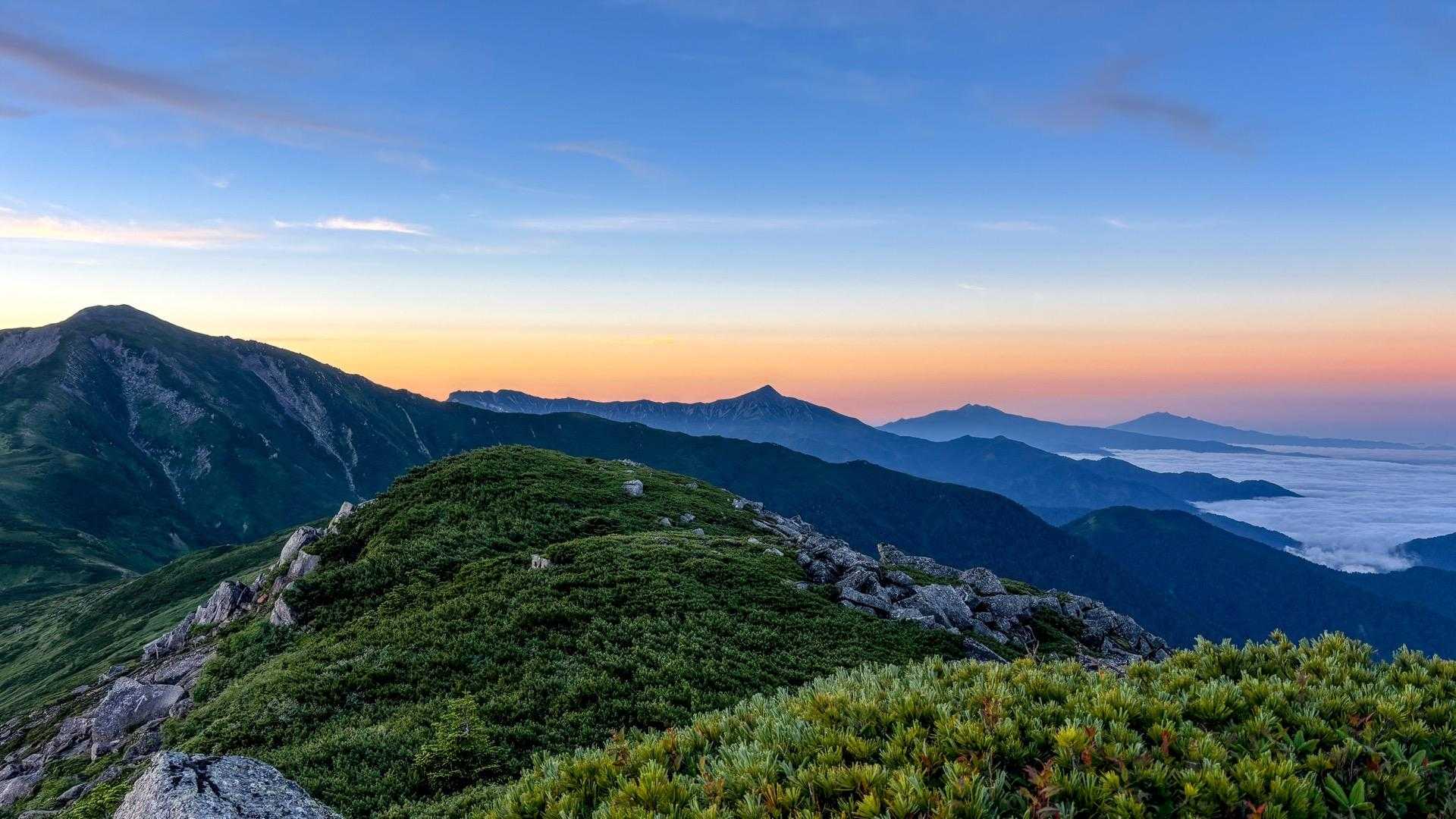 控えめながらもモルゲンタイム！
左から黒部五郎岳・笠ヶ岳・乗鞍岳・御嶽山のスター4連山を眼前に赤木山頂を独占しながらの贅沢な食事タイムを満喫