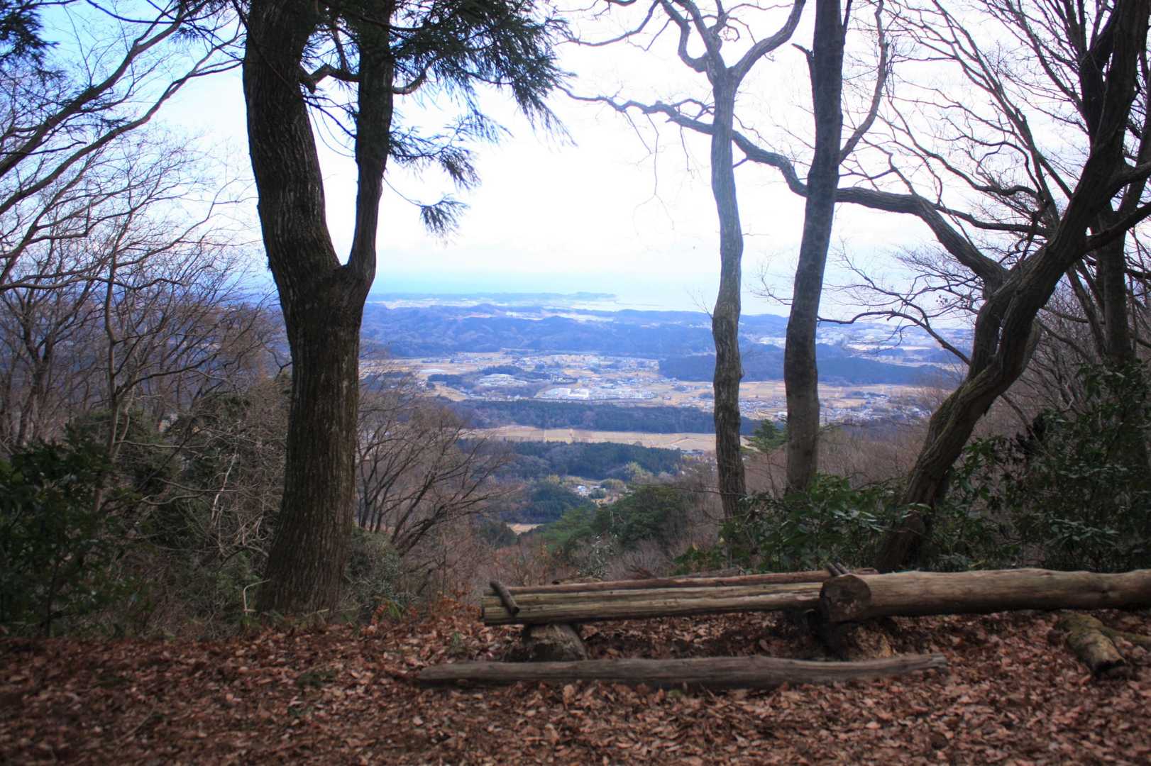 山頂の広場からの遠景。