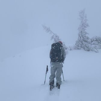 風が弱くなってきたので、山頂まで行くことに！
