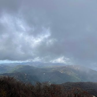 国見岳に到着😄
残念な曇り空☁️