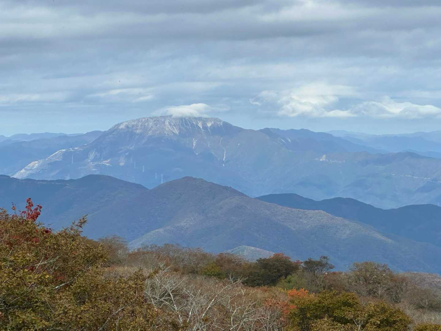 鈴北岳へ、向かうと、伊吹山ドーン⛰️