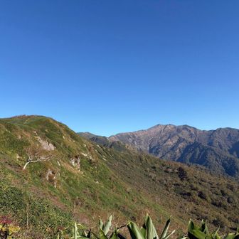 右が別山少し稜線を左に下がったあたりのピークが三ノ峰