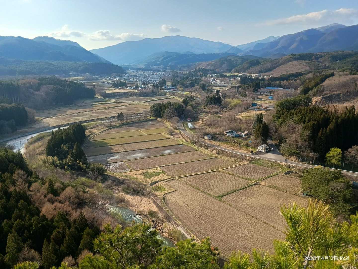 左手の景色。

この後、間もなく下山ってときに手に持ってたウィンドブレーカーにマダニ(シュルツェマダニ)がくっついているのを発見し、指で弾き飛ばして急いで車に戻り温泉に向かった。バチが当たったのかもしれぬ。