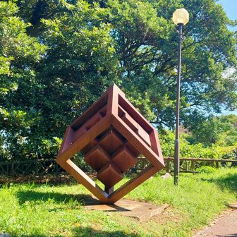 ♡潮見公園
知念 良智 氐 (沖縄出身)の作品
 1992年のモニュメント「風」の銘板
