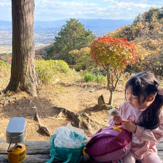 ながめ坂まで頑張りました❣️
お腹すいた〜
ここでお昼ご飯🍚
おにぎり🍙食べてるし🍙