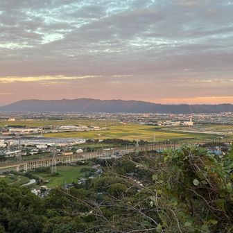 南東の耳納連山。
この後鳥栖にいる同僚とメシ食って移動し車中泊💤