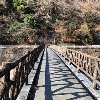 大石キャンプ場から橋を渡ってバス停に向かいます。