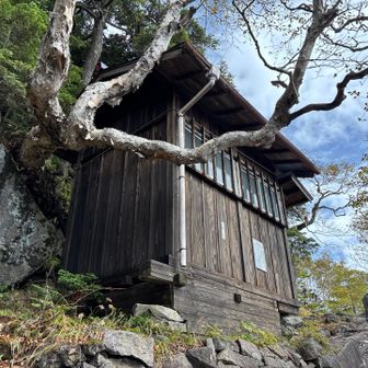 7号目の避難小屋。ここまでは段差の大きな岩場が続き、結構大変。正念場です。