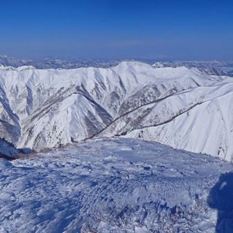 笠ヶ岳山頂からのパノラマ：谷川連峰の馬蹄形が良くわかります