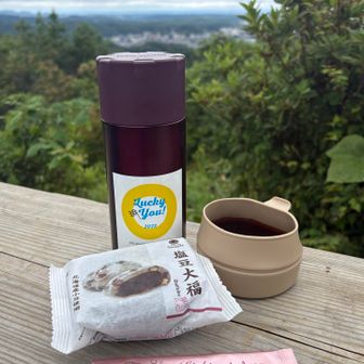 コーヒータイム。
コンビニ塩豆大福の中でファミマが1番塩が効いてて好き