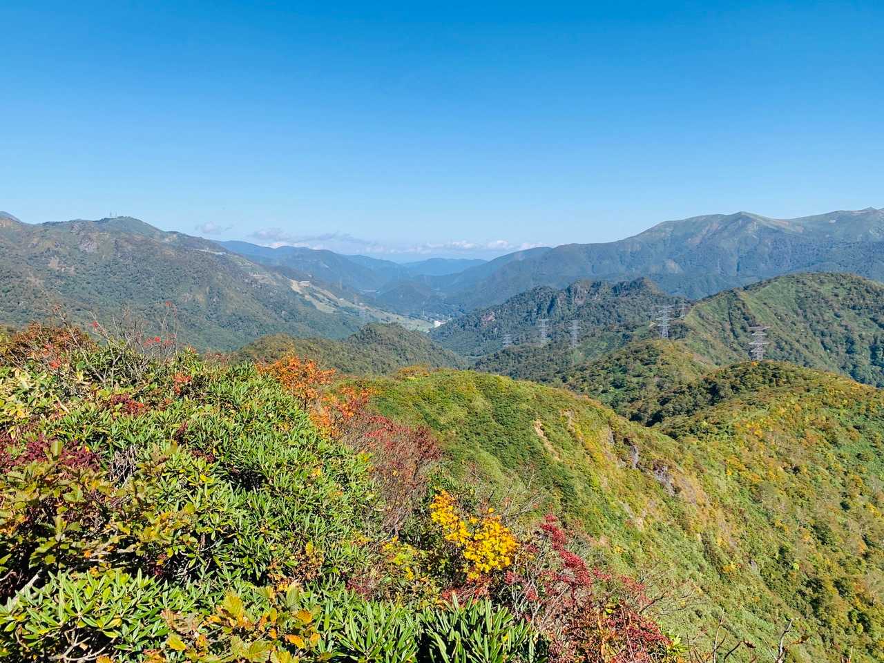 北は、登山口のある苗場スキー場を眼下に