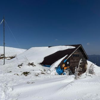 山小屋が埋もれています。