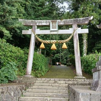 「奥殿陣屋」駐車場に挟まれた、熊野神社の登山口よりスタート。