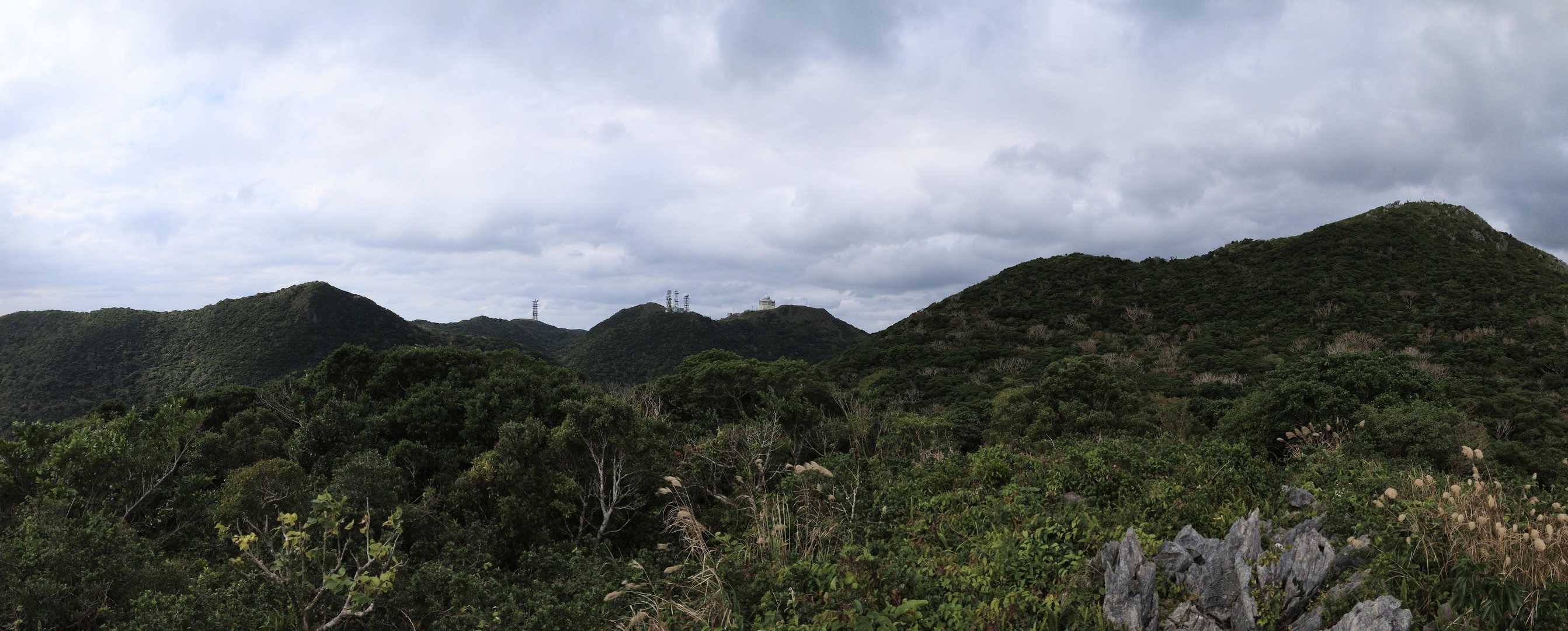 展望ポイント
右から嘉津宇岳、中央奥の鉄塔たちは八重岳、左の小高いのが安和岳、三角山は左に見切れています