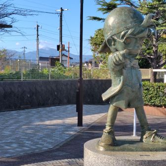 駅前のコナンと遠方に大山