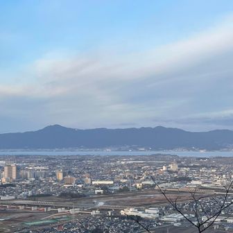 琵琶湖の向こうに比叡山