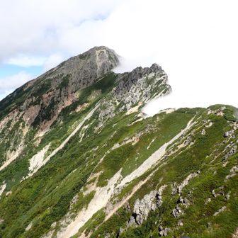 五竜岳と歩いてきた稜線を振り返ります。