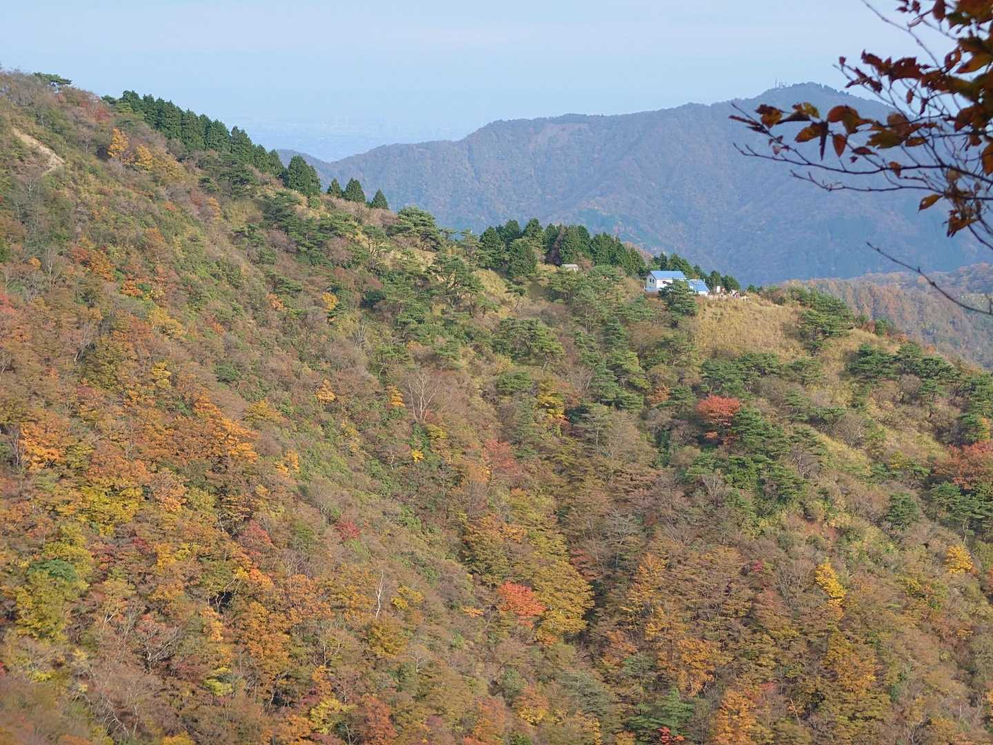 初めて花立山荘を反対側から見ました🤩
真正面から見て赤い屋根の印象が強かったのですが、屋根は水色🩵だったんですね。
向こうは大山▲かな