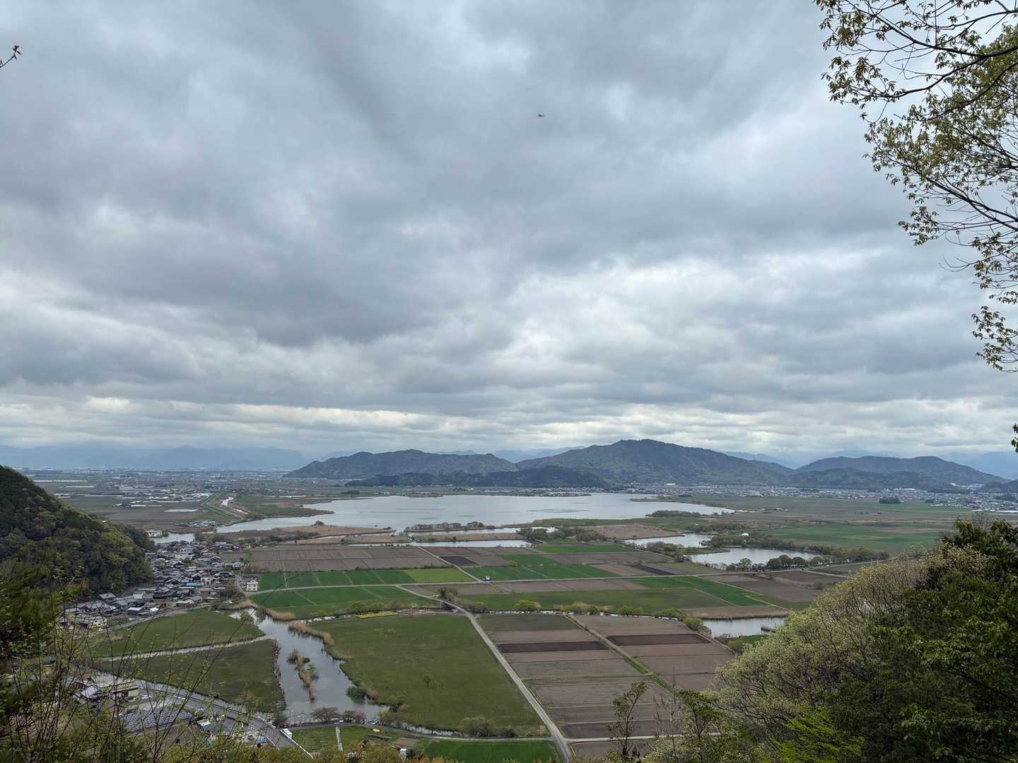 景観。
水郷と西の湖、繖山が美しく見える