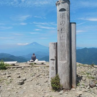67回目の登頂の塔ノ岳。
暑くてバテバテで山頂まで3時間もかかってしまいました。
暑いし汗だくでシャツがビシャビシャだしここで折り返したい気持ちもあるけど今日は時間かかっても良いからヒルトンをやりきると決めてるので💪