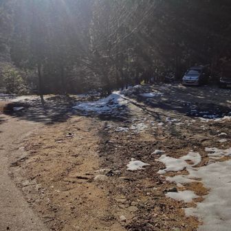 宮妻キャンプ⛺️場🅿️迄は雪なし。バイク🏍️だったのでカズラ口手前の🅿️に停めました。手前の橋には多少残雪あり