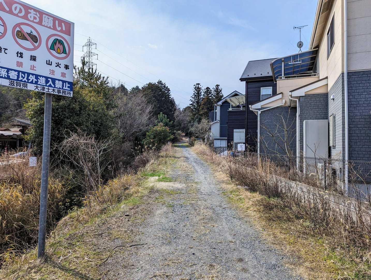 住宅地の横に登山口がある