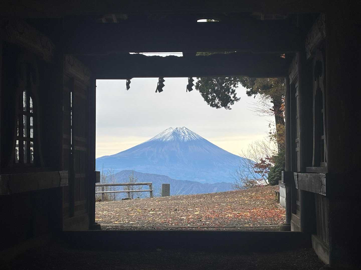 七面山表参道 | 身延山の守護神を祀る日蓮宗の聖地。敬慎院山門を額縁にした富士山の写真