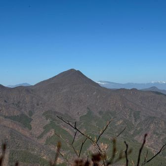 浅間隠山✨

その裏には岩菅山など志賀高原の山々