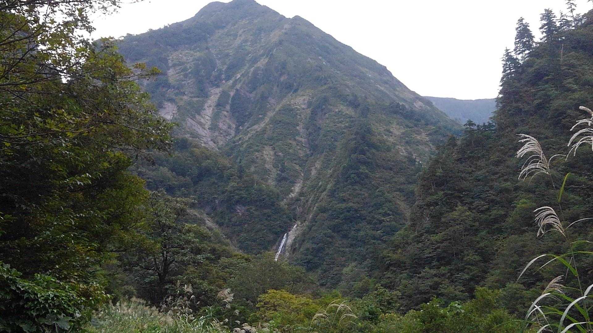 カグラ滝。脇の辺りに登っていった跡がありました。ひょっとしたら行けるのかな✨