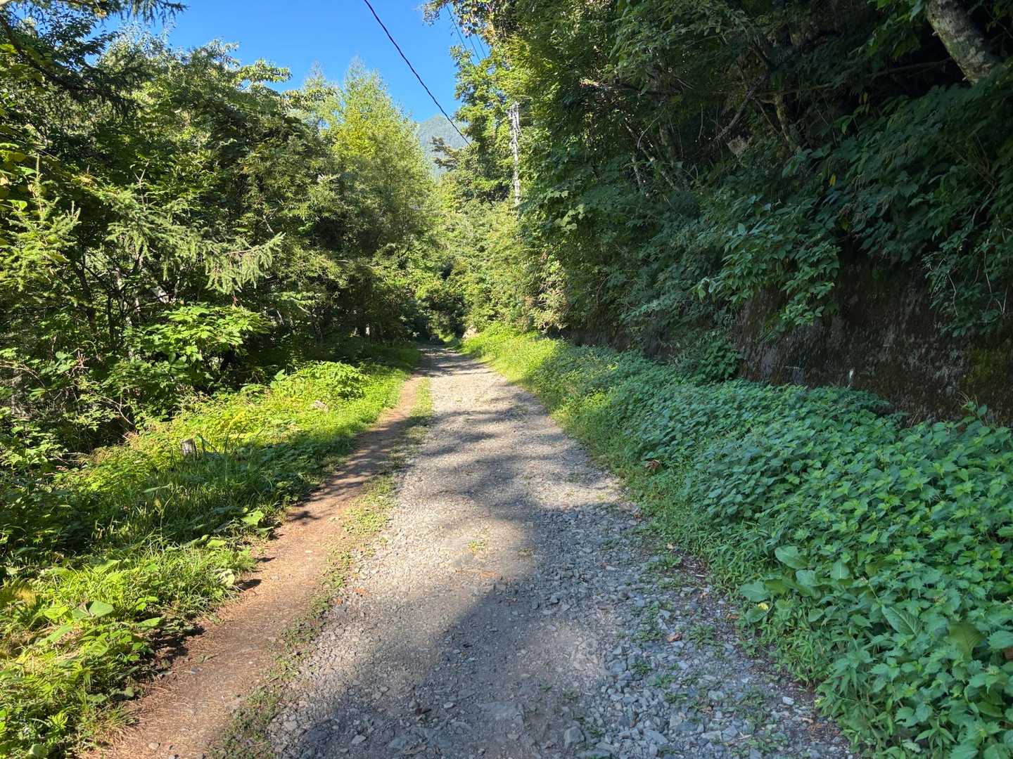 三股登山口まではフラットな道路をしばらく歩く。