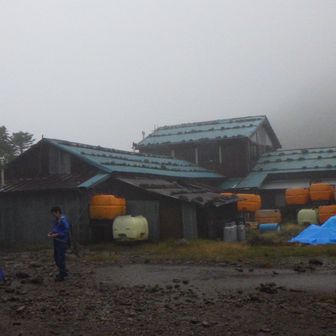 青年小屋　裏
