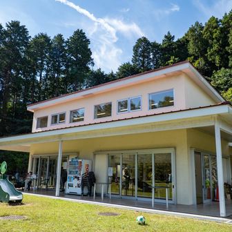 遊具やサービスセンターなど充実の公園