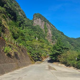 登山者用駐車場のスロープを登って登山開始