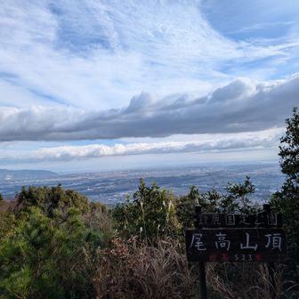雲が低い☁
今年の山を振り返りながら登ってきた。
そんなに登れなかったけど、1番は秋の雨乞岳かな〜☺
さぁ、下山だ。
大晦日は何かと忙しいのだ💦