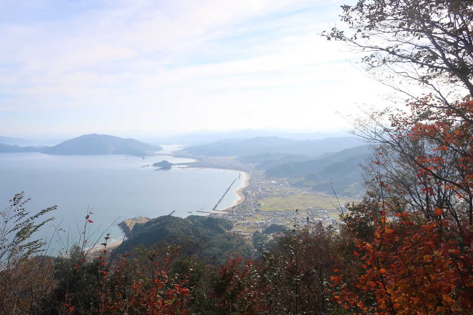 整備された登山道を登り、程なく展望台あり。ついさっきいた砂浜も見えます。
