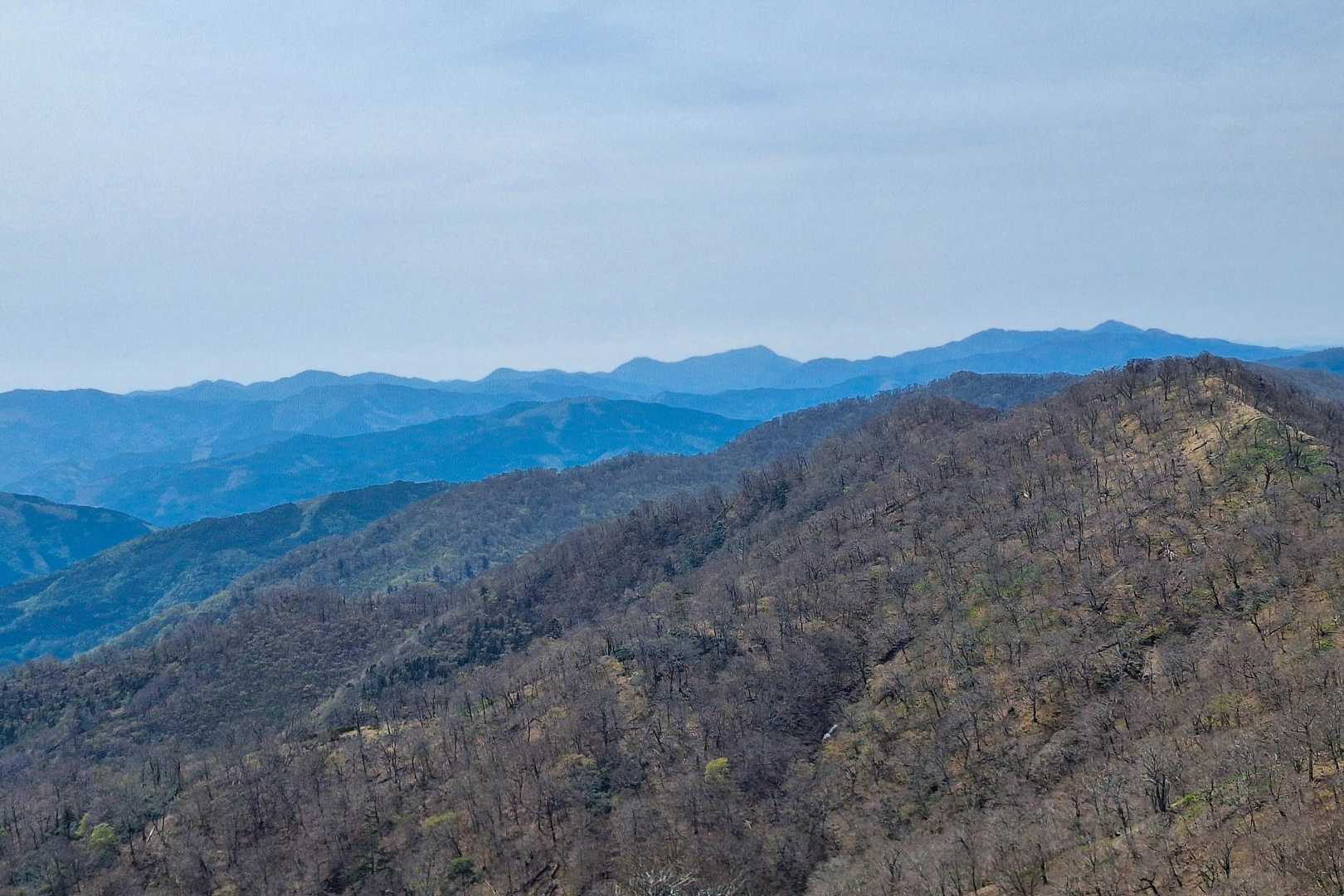 霧島方面と思って見ていましたが違うっぽい…
今後の宿題ですね😅
右手に見えるちょっとトンガリお山が市房山かな？
