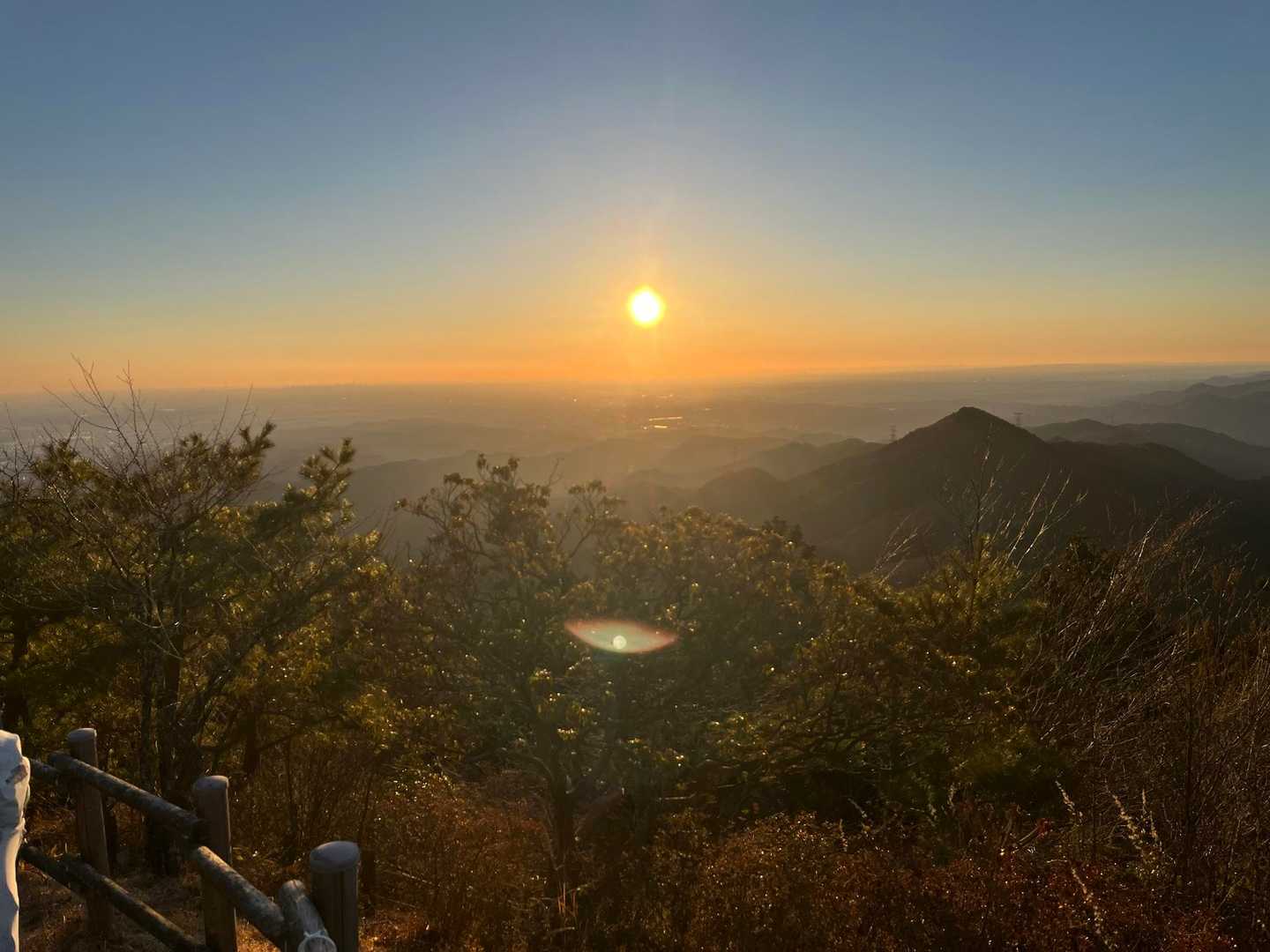 日の出山山頂はまだ人がすごい