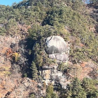 他にも大きな岩壁