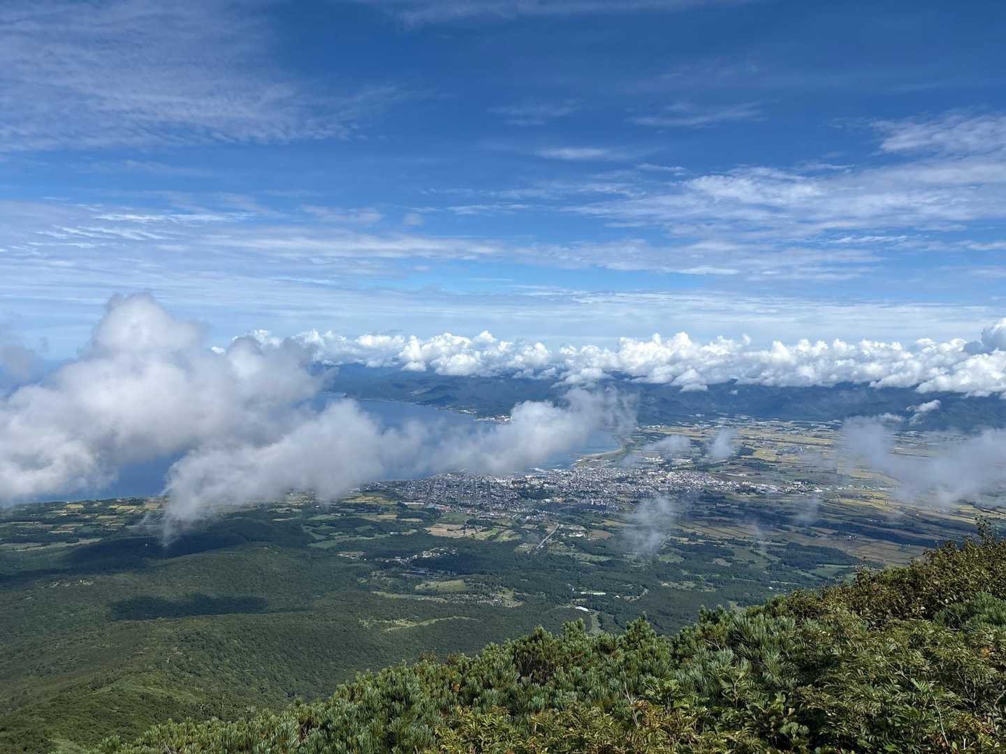 振り返ると岩内町の街並みと日本海