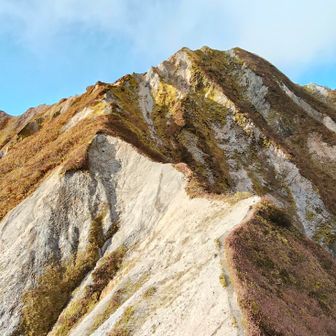 中央に剣ヶ峰と天狗ヶ峰、左に三ノ峰と槍ヶ峰、右奥に弥山。
風が強まる前に抜けられたかと思いますが、独立峰だからでしょうね、それでもかなり手強い風でした。