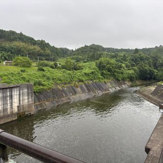 ダム放流口