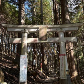 三峯神社へ観光の方はこちらからの登り
