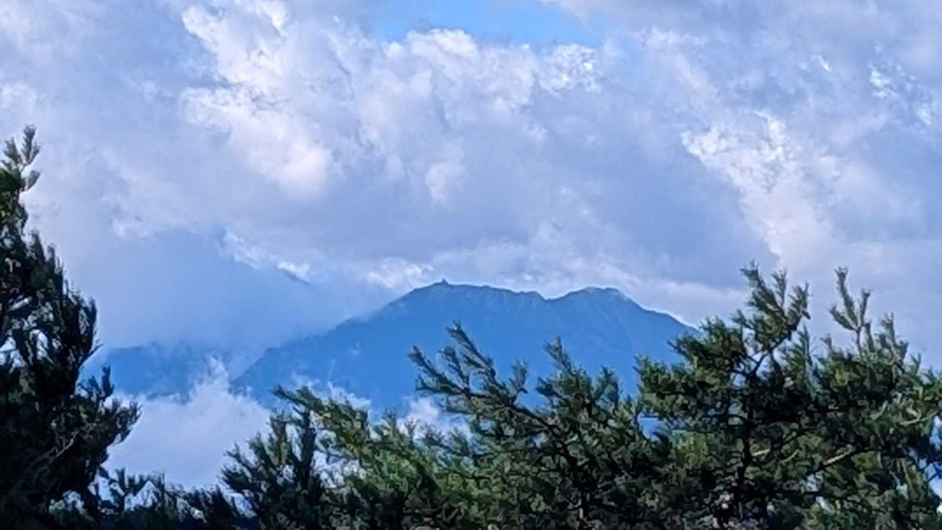 雲の合間から鳳凰三山のオベリスクが見えました😃