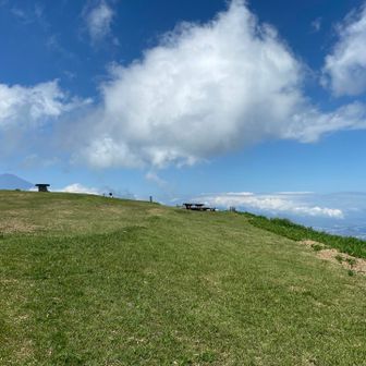 浜石岳頂上は開けた芝生の公園
