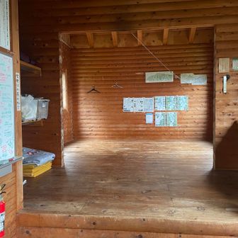 最初の小屋も綺麗でしたがトイレは携帯用でした