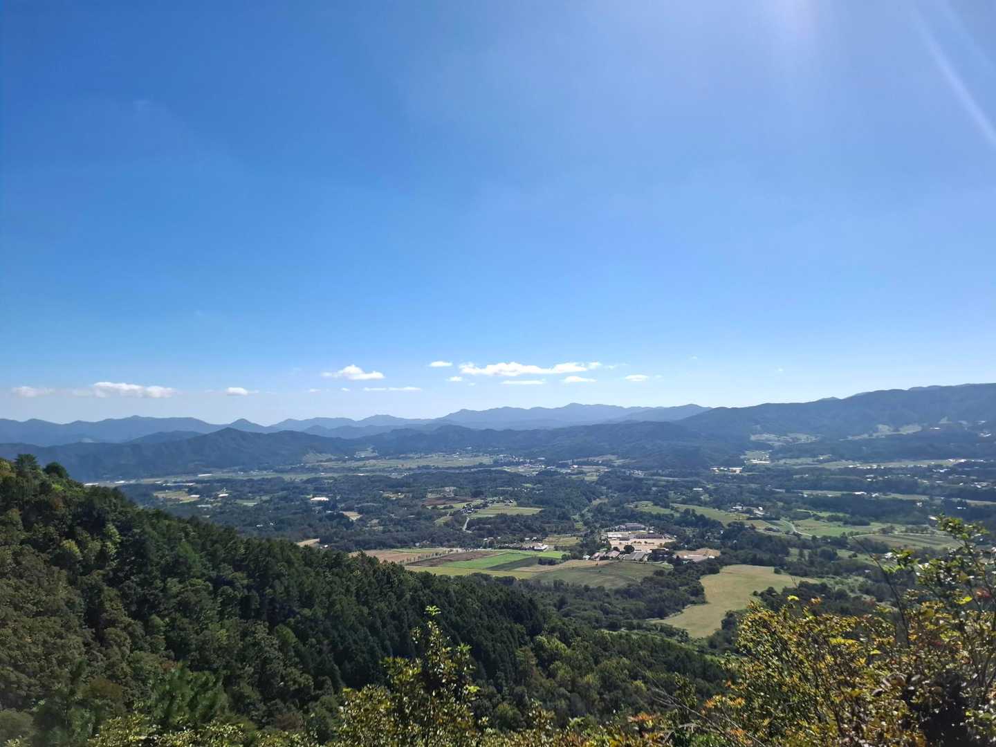 登山道は、10月だというのに、終始太陽に照らされ暑かった…