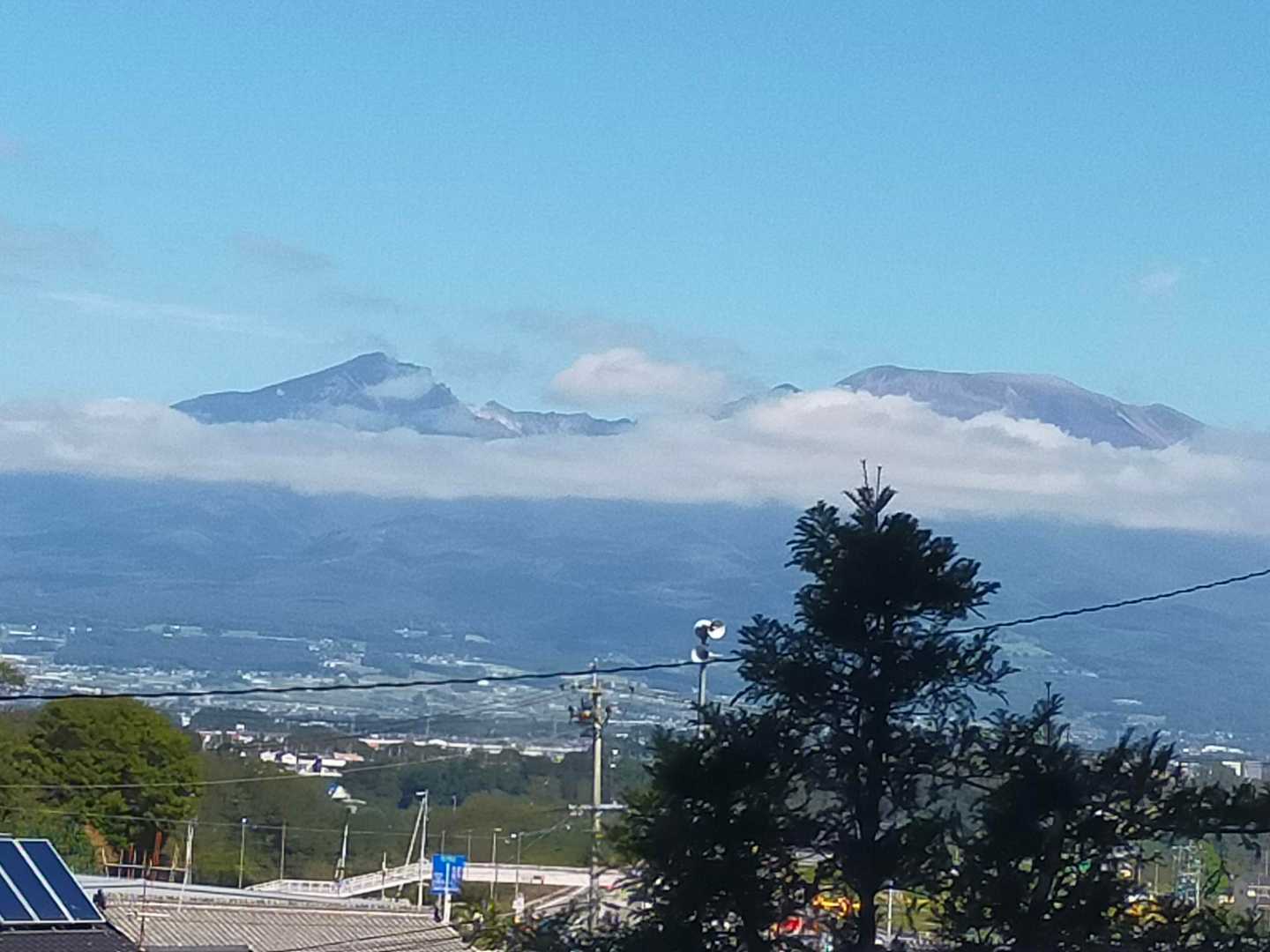 浅間山に微妙に雲がかかっています。