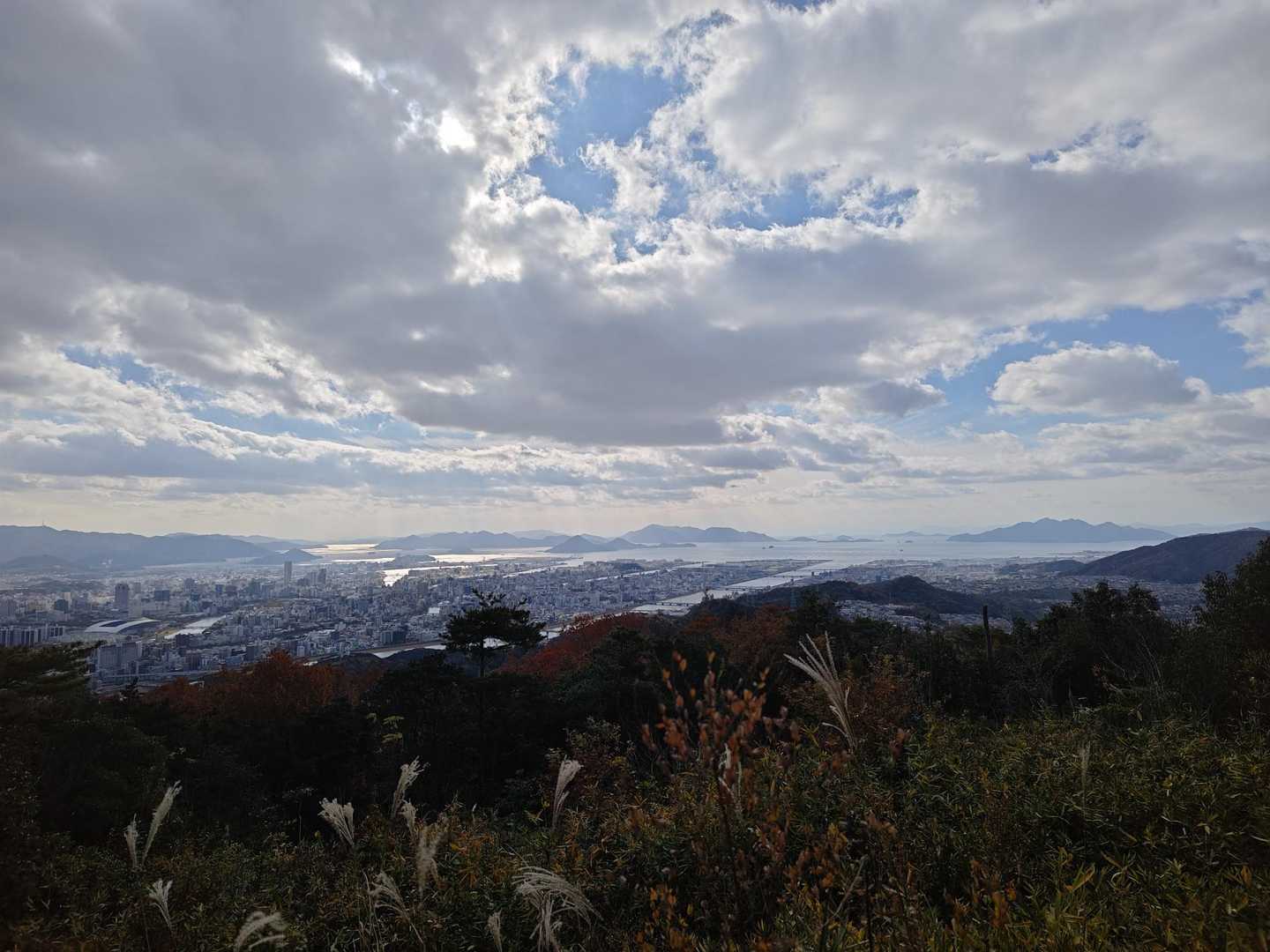 広島市街と瀬戸内海の絶景を楽しむ宗箇山の写真