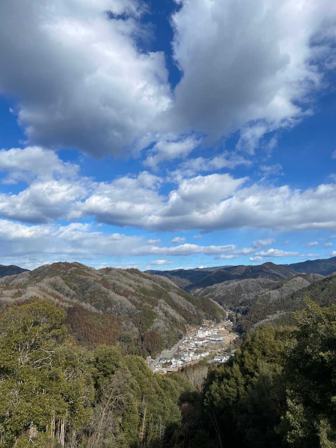 足助城は真弓山城とも言われていたそうで
ここが山頂⁉️
足助の街並みが見えます✨