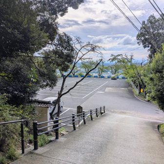 五峰山光明寺の駐車場からスタート
戻りは高低差70mの奥の崖から
登ってくる予定（悪路だった）
この日の登山者は自分だけだったかと。